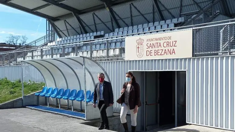 Las autoridades pol&iacute;ticas visitan el campo de f&uacute;tbol de Soto de la Marina.
