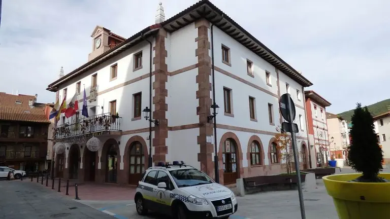 Ayuntamiento de Ampuero, cuya adjudicación de la reforma ha quedado desierta. R.A.