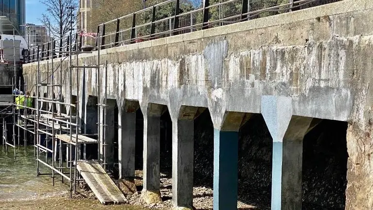 Avances en las obras de rehabilitaci&oacute;n del Muelle de Maura.