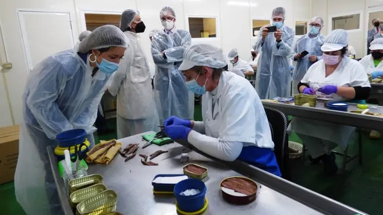 Visita de la secretaria Estado Comercio a la conservera Solano-Arriola, en Santoña. R.A.