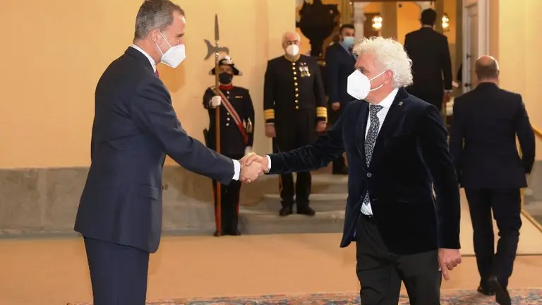 Felipe VI y Ángel Cuevas durante el encuentro en Madrid.