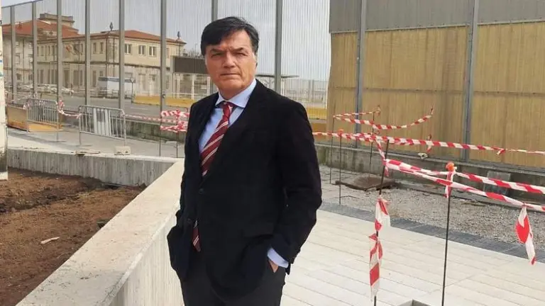 El concejal de Vox, Guillermo P&eacute;rez-Cos&iacute;o, visita la calle Antonio L&oacute;pez.