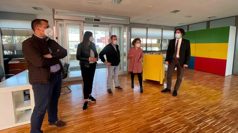 Las autoridades pol&iacute;ticas visitan las instalaciones del Centro de D&iacute;a en El Astillero.