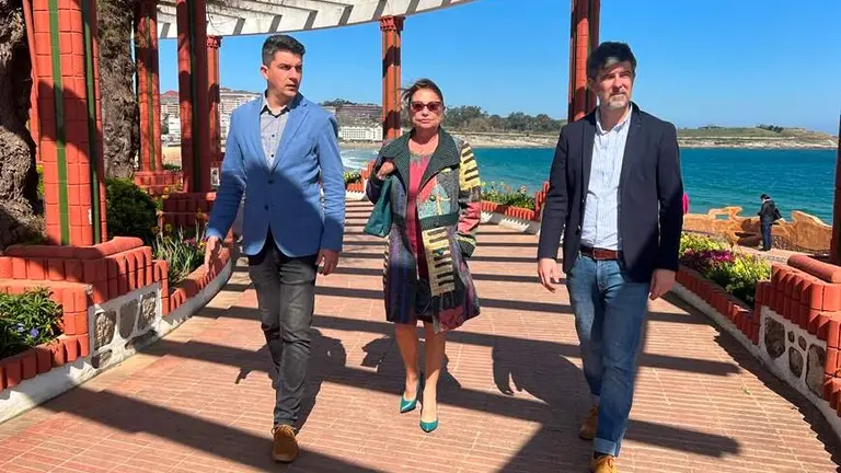 Los concejales del PSOE de Santander visitan los Jardines de Piquío.