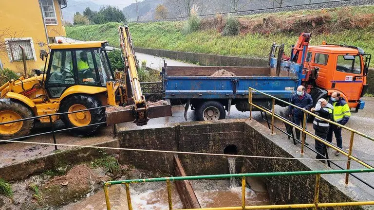 El concejal de Medio Ambiente, Urraca visita retirada sedimentos arroyos