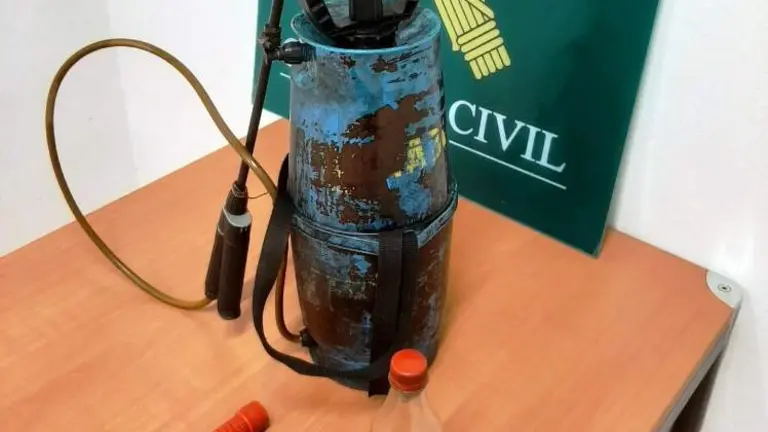 Pertenencias del detenido cuando se ocultaba entre unos arbustos.