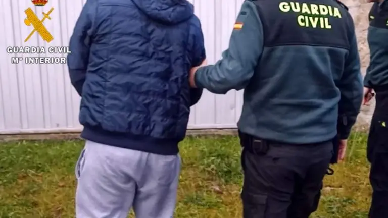 Uno de los detenidos de los robos con violencia por la Guardia Civil.