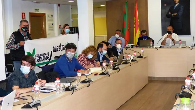 Protesta en el Pleno del Ayuntamiento de Torrelavega. R.A.