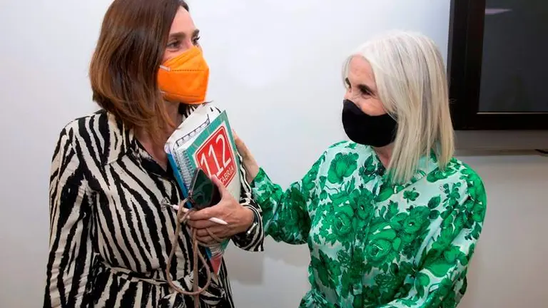 la consejera de Presidencia, Paula Fernández, a la izquierda, y la presidenta del Cescan,