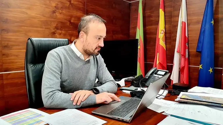 El alcalde de Torrelavega, Javier López Estrada, anuncia el proyecto del laboratorio cultural.