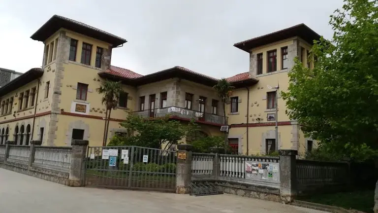 Colegio p&uacute;blico en Laredo. R.A.