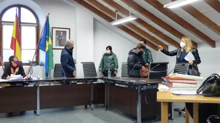 la Guardia Civil se person&oacute; en el sal&oacute;n de Plenos de Guriezo para desalojar al concejal &Aacute;ngel Llano (PRC). R.A.