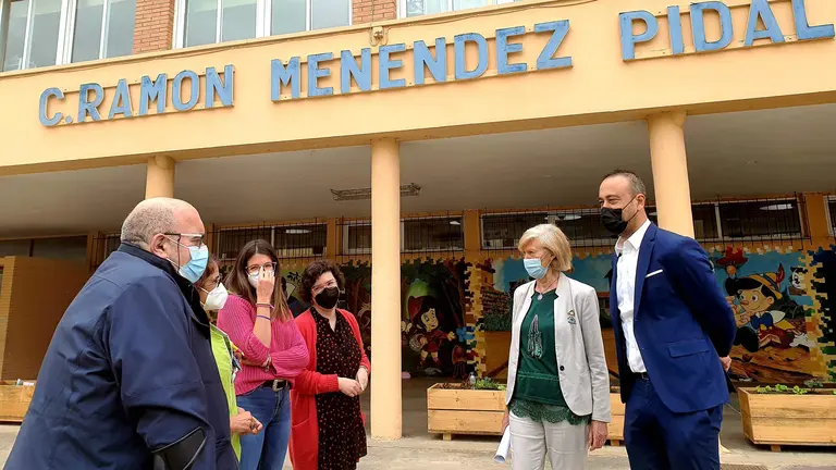 Las autoridades políticas visitan el colegio para conocer sus necesidades.