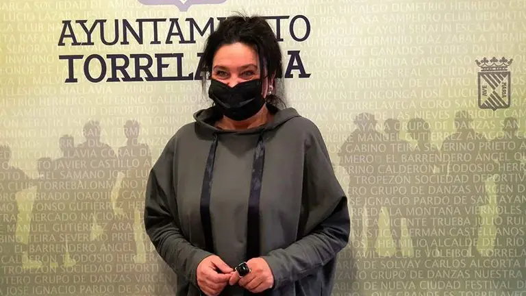 La concejala Esther v´çlez, presenta las bases del concurso de teatro en Torrelavega.