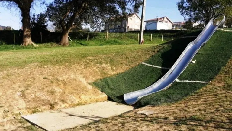 Tobogán del parque en Meruelo.