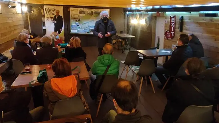 Encuentro con las asociaciones de vecinos de diversos barrios de Santander.