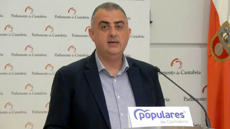 El diputado regional, Roberto Media, informa sobre la devolución de la subvención.