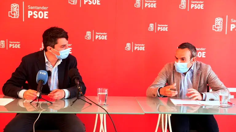 N&eacute;stor Serrano, a la derecha, y Daniel Fern&aacute;ndez, concejales del PSOE en Santander.