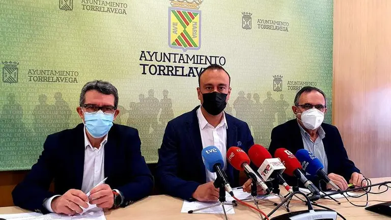 Pérez Noriega, izquierda, el alcalde, Javier López, en el centro, y Cruz Viadero en la presentación del presupuesto de 2022.