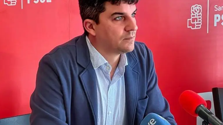 El portavoz del PSOE en Santander, Daniel Fernández, denuncia las irregularidades.