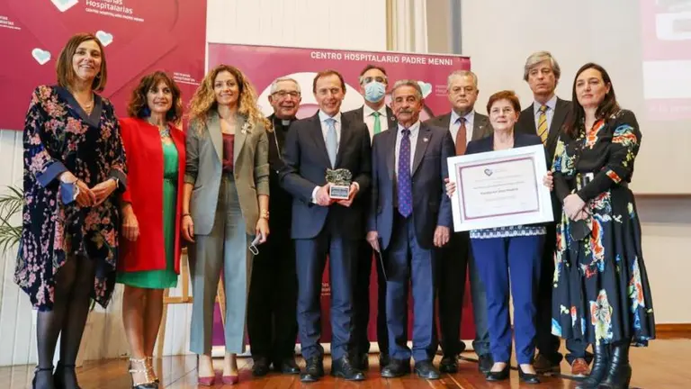 Emilio Butrageño recogió la distinción concedida a la Fundación Real Madrid.