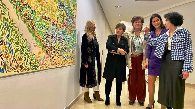 La alcaldesa, gema Igual, acudió a la presentación de las exposiciones en el Casino del Sardinero, en Santander.