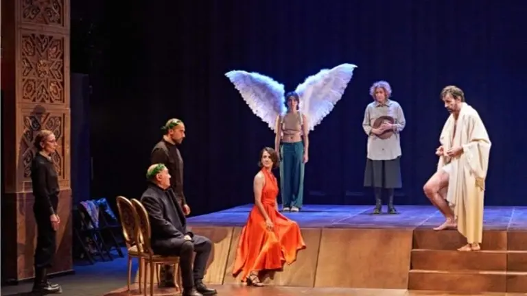 Representación teatral de la obra 'Lo fingido verdadero'.