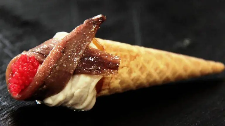 Pincho elaborado en Santoña con anchoa del Cantábrico.