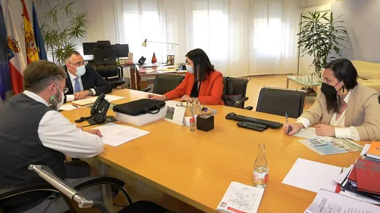 Reuni&oacute;n del consejero de sanidad con la alcaldesa de Santander.