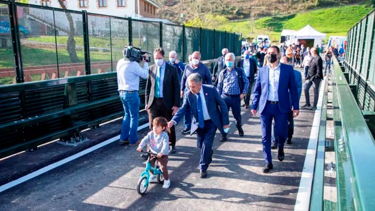 Puente de Serdio
El presidente de Cantabria, Miguel Ángel Revilla, y el consejero de Obras Públicas, Ordenación del Territorio y Urbanismo, José Luis Gochicoa, inauguran la nueva infraestructura. 
nr
11 abril 22