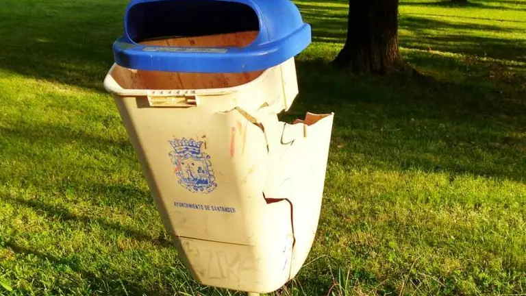 papelera del parque Doctor Morales, en Santander.