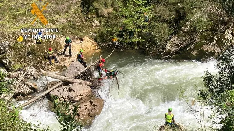 Un momento del rescate del cuerpo en el río Deva.