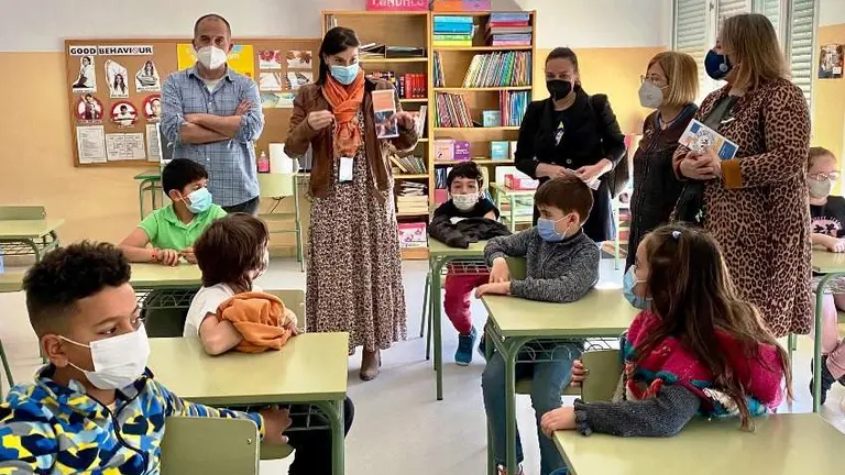 La alcalde de Santander, Gema Igual, visita las aulas del colegio.