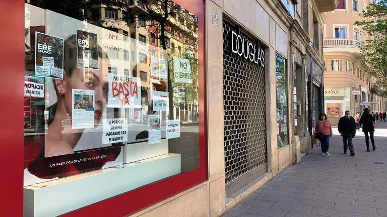 Tienda de Douglas cerrada en Santander.
