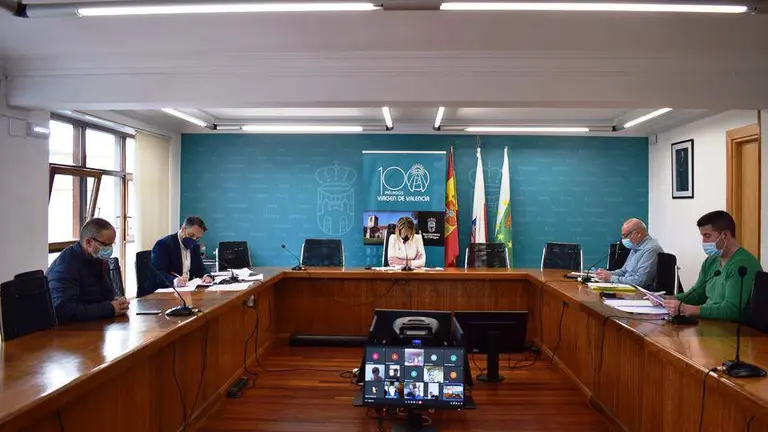 Un momento de la sesi&oacute;n plenaria en el sal&oacute;n del Ayuntamiento de Pi&eacute;lagos.