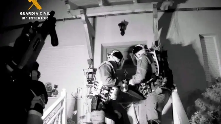 Entrada al domicilio del presunto atracador de San Felices de Buelna.