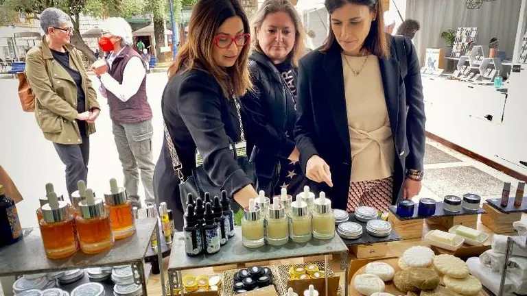 Feria de artesan&iacute;a de Semana Santa en Santander.