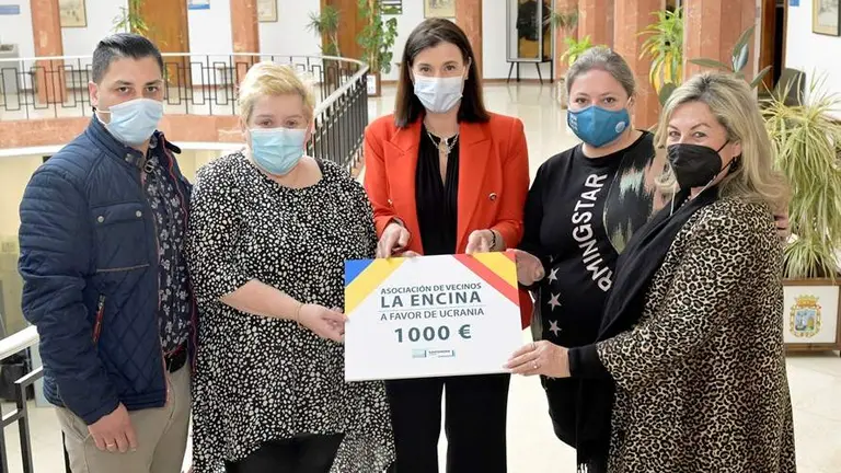 Un momento de la entrega de la recaudaci&oacute;n de la Gala solidaria para el pueblo ucraniano.