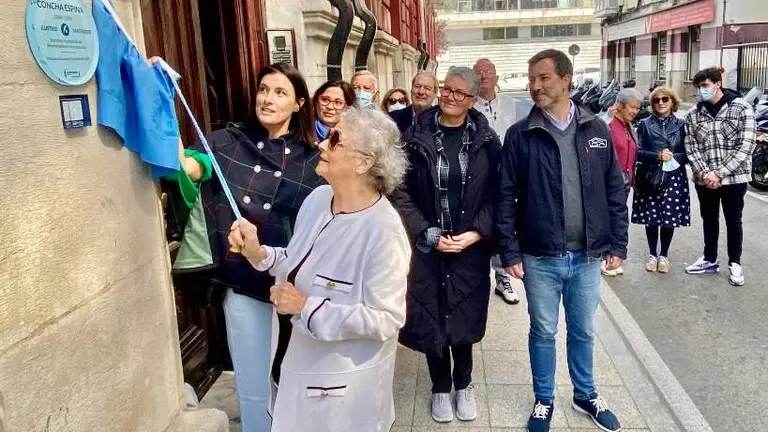 Colocaci&oacute;n de la Placa Ruta Ilustres Concha Espina.