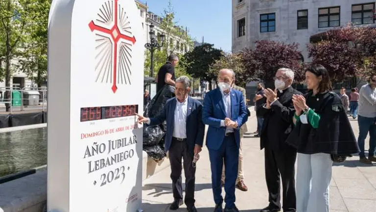 Las autoridades pol&iacute;ticas presentan uno de los relojes de la marca atr&aacute;s al A&ntilde;o Jubilar.