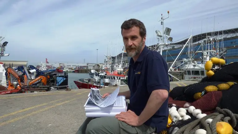 El autor del libro, Antonio Ayllón, en el puerto pesquero de Santoña. R.A.