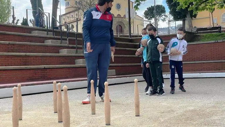Los alumnos de quinto de Primaria aprenden la pr&aacute;ctica de los bolos.