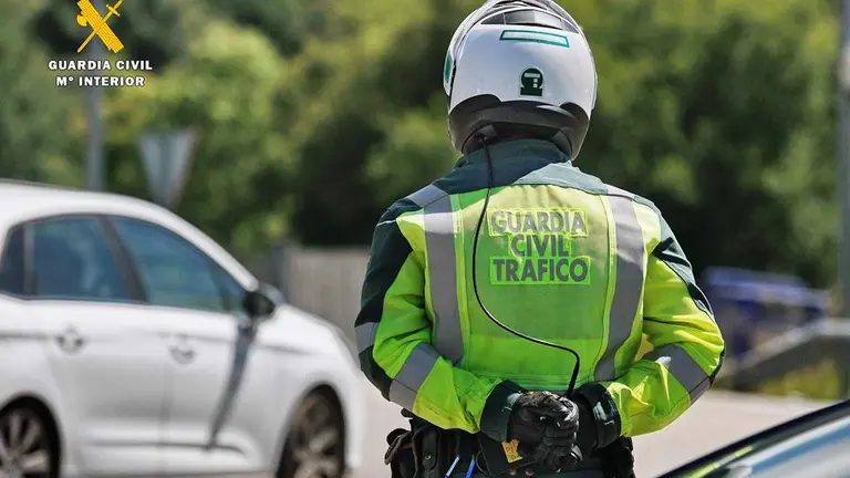 La Guardia Civil consiguió que la ambulancia llevase al conductor al hospital.