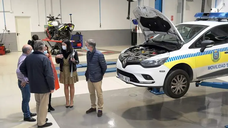 Inauguraci&oacute;n de los talleres municipales por las autoridades pol&iacute;ticas.