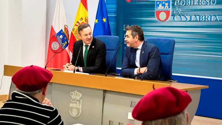 El consejero de Desarrollo Rural, Ganadería, Pesca, Alimentación y Medio Ambiente, Guillermo Blanco, presenta la Feria de la Anchoa de Santoña, junto al alcalde, Sergio Abascal.
