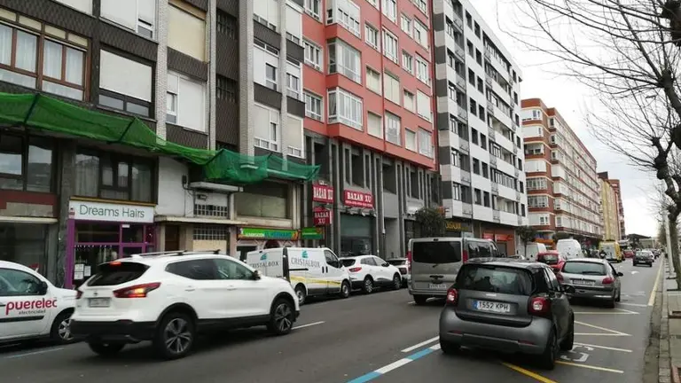 El PSOE pide regular los aparcamientos a las normativa para personas con movilidad reducida en santander. R.A.