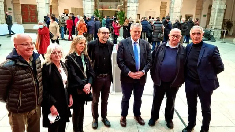 Un momento de la inauguración de la muestra de Esteban de la Foz en el Parlamento de Cantabria.