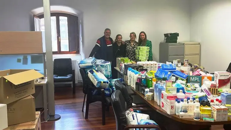 El edil de Urbanismo en Santoña, Moisés Cué, y miembros del departamento.