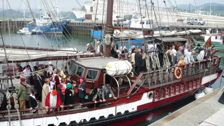 Paseo a los cofrades por la Bahía de Santoña. R.A.