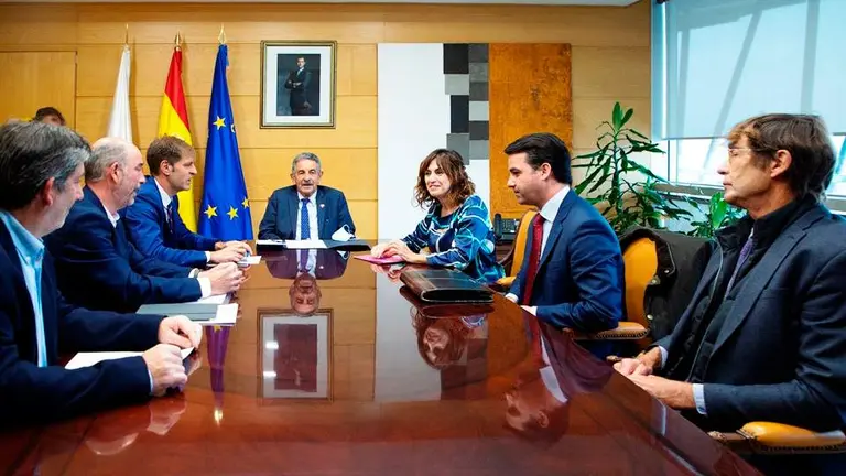 Reunión del presidnete de Cantabria, Miguel Ángel Revilla, y representantes de la CEOE.